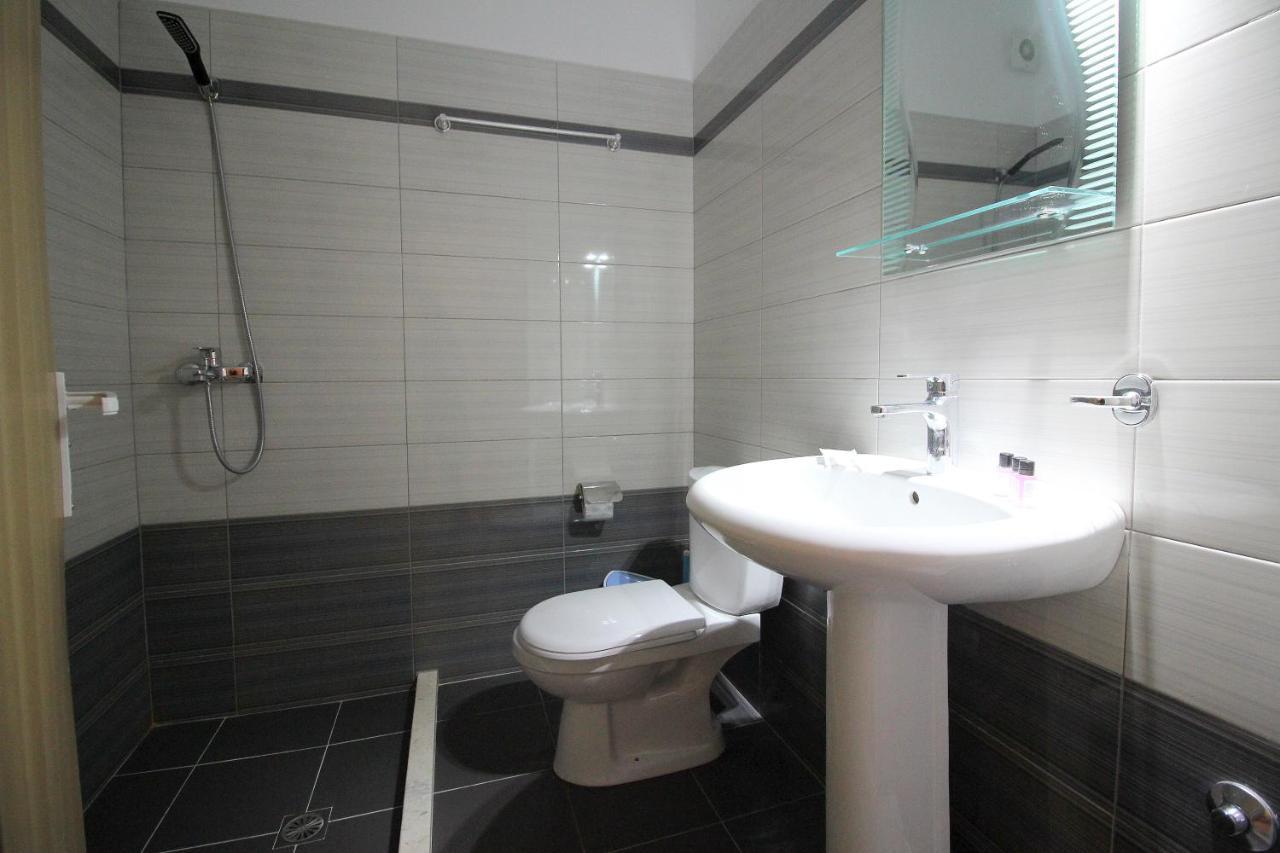 Centrum Hotel Ksamil Bagian luar foto